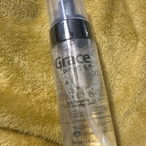 Grace AHA Exfoliating Foam - Clear and Silver